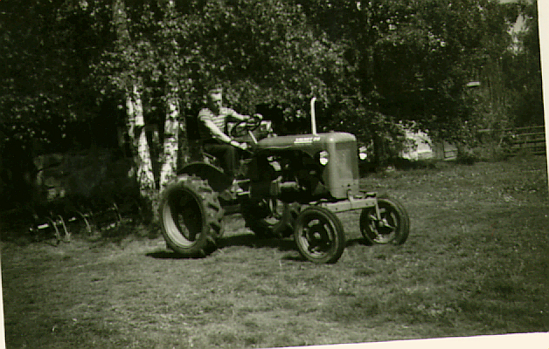 vanhalla traktorilla ajamassa